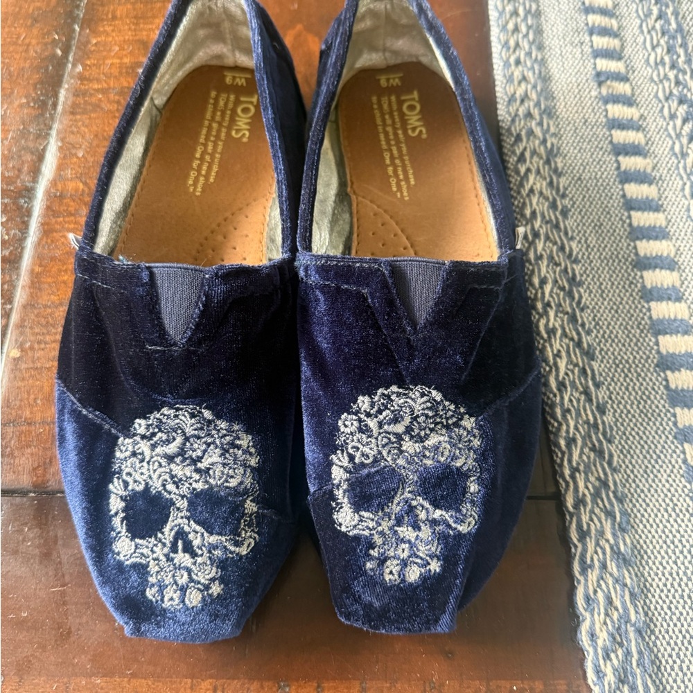 Toms Navy Velvet Skull Embroidered Loafers 9 alpargata
